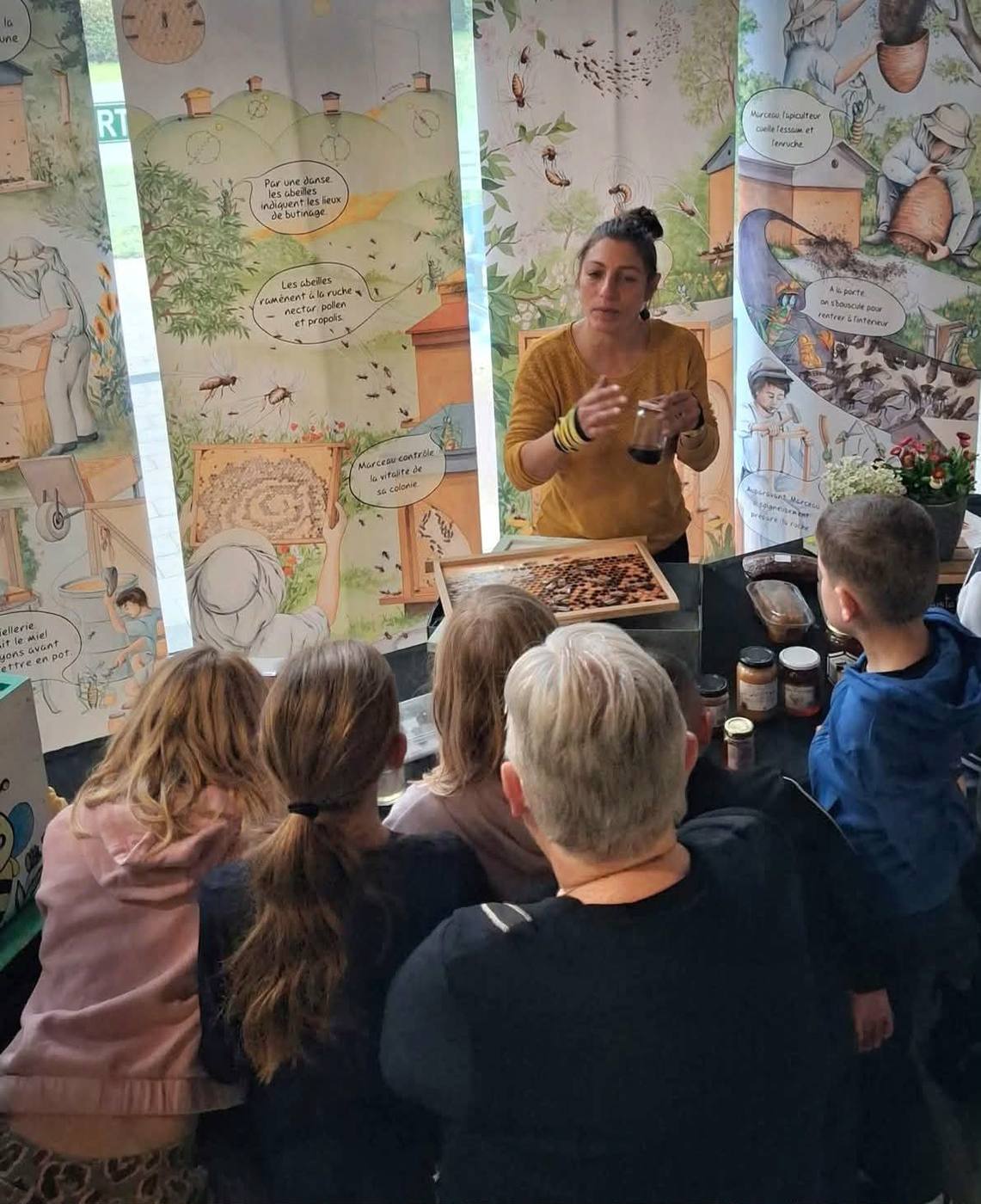 Sarah, apicultrice de Cellules & Merveilles, animant un atelier de découverte des abeilles à Ennevelin