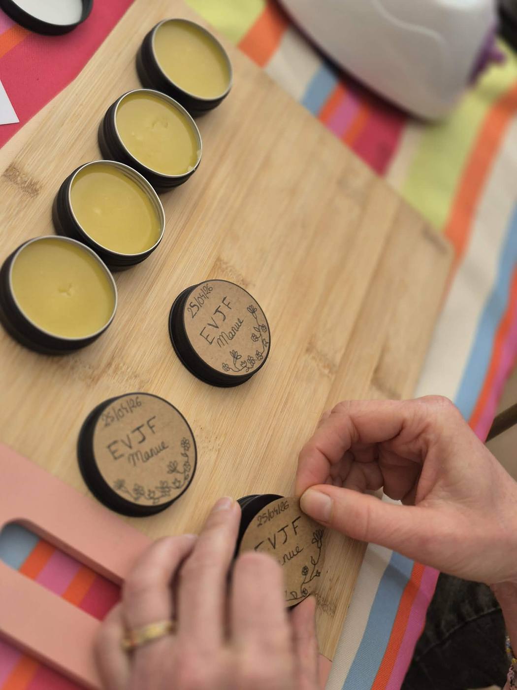 Baumes à la cire d'abeille personnalisés réalisés lors d'un atelier EVJF au Domaine des Cigognes