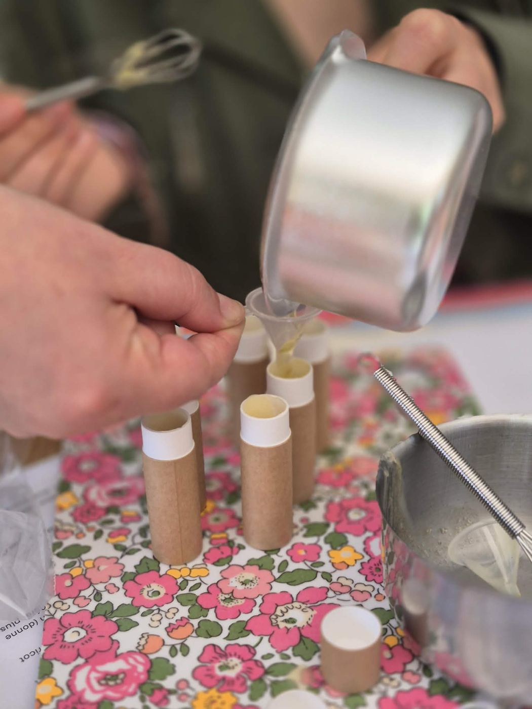 Coulée de baumes et de sticks à la cire d'abeille pendant un atelier nature près de Lille